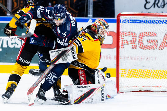 Linköpings Henrik Törnqvist och Luleås målvakt Joel