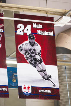 Matchtröjor som hänger i taket på SCA Arena
