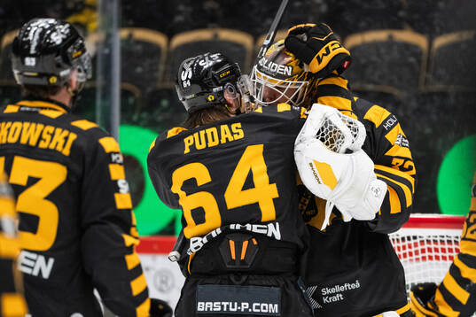 Skellefteås Jonathan Pudas och målvakt Linus Söderström