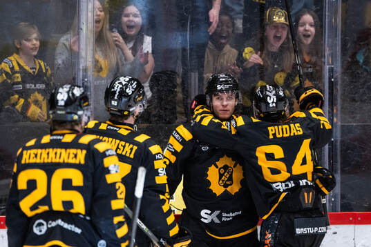 Skellefteås Rickard Hugg och Jonathan Pudas jublar