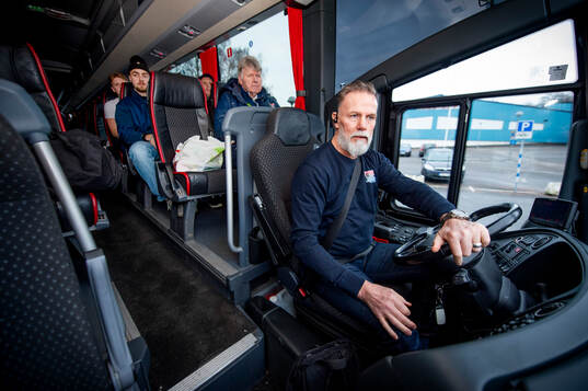 Tyringe hockey tränare Mats Lusth kör lagets buss till en