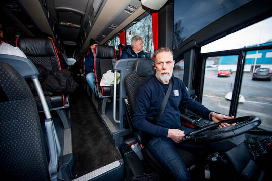 Tyringe hockey tränare Mats Lusth kör lagets buss till en