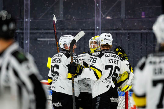 Västerås målvakt Rasmus Korhonen jublar