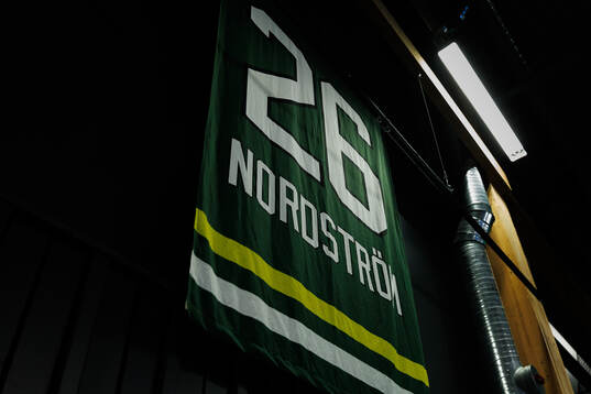Jens Nordströms tröja hissad i arenan