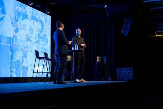 Moderator Martin Carlsson-Wall och Mats Sundin