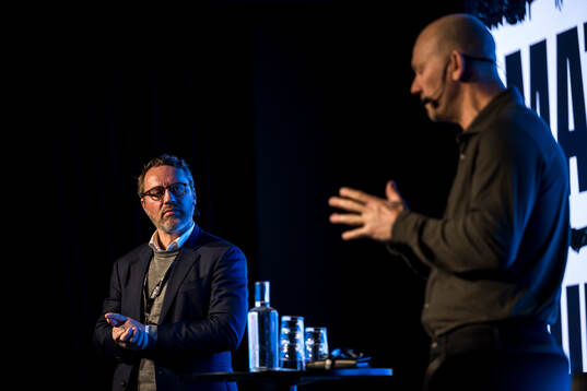 Moderator Martin Carlsson-Wall och Mats Sundin
