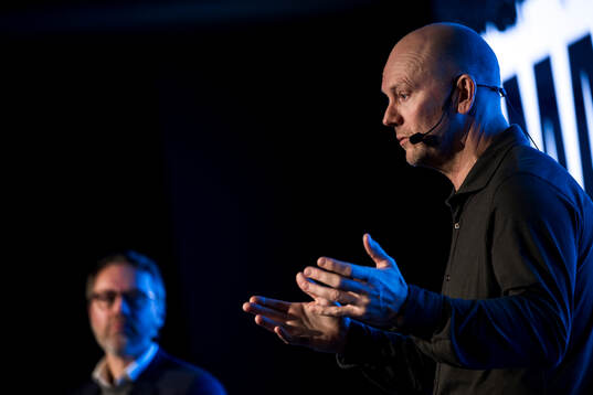 Moderator Martin Carlsson-Wall och Mats Sundin