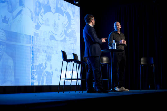 Moderator Martin Carlsson-Wall och Mats Sundin