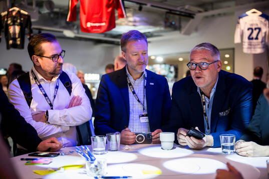 Representanter från Växjö Lakers vid en gruppövning