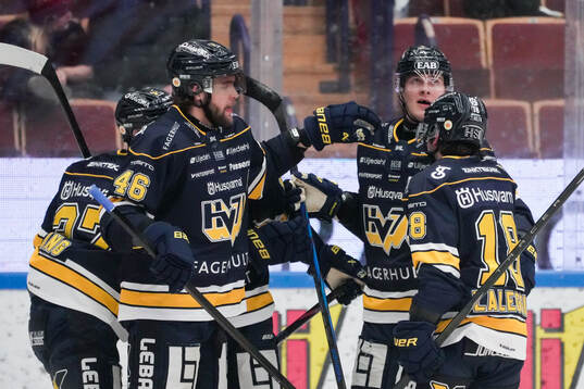 HV71s Jonathan Ang jublar med lagkamrater