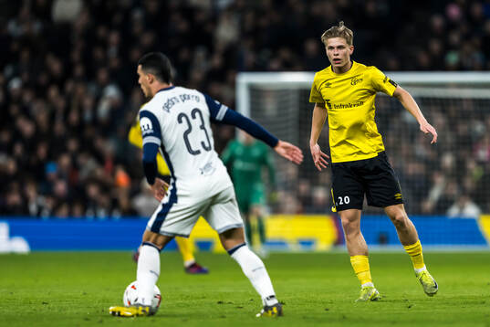 Pedro Porro of Tottenham Hotspur and Gottfrid Rapp of