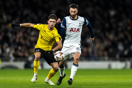 Besfort Zeneli of Elfsborg and Rodrigo Bentancur of
