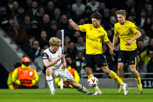 Lucas Bergvall of Tottenham Hotspur, Besfort Zeneli and
