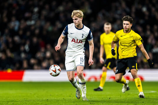 Lucas Bergvall of Tottenham Hotspur and Besfort Zeneli of