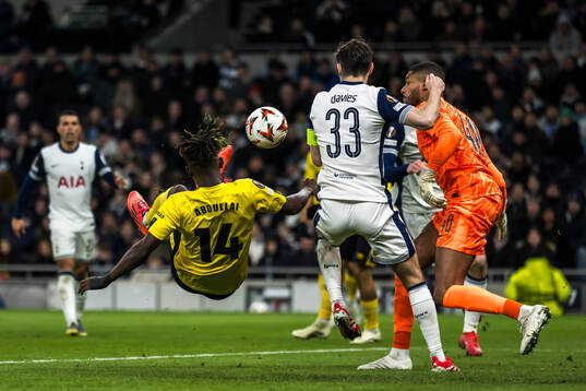 Jalal Abdullai of Elfsborg and goalkeeper Brandon Austin of