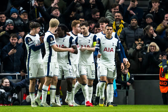 Ayindamola Ajayi of Tottenham Hotspur celebrate the 2-0
