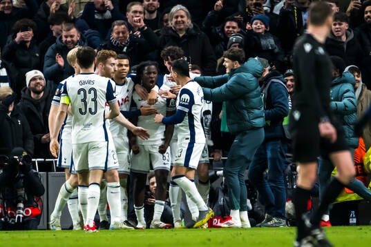 Ayindamola Ajayi of Tottenham Hotspur celebrate the 2-0