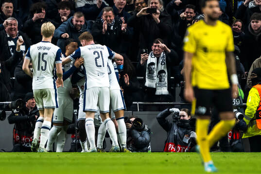 Ayindamola Ajayi of Tottenham Hotspur celebrate the 2-0