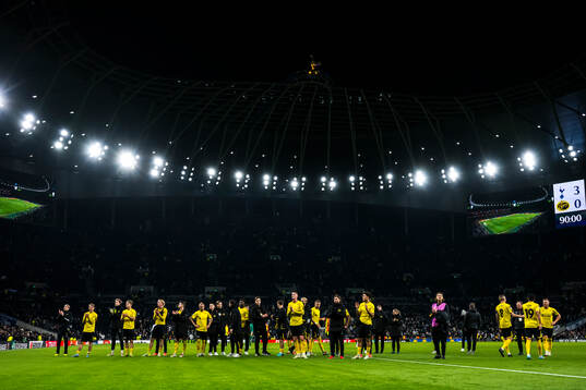 The players of Elfsborg thank their supporters