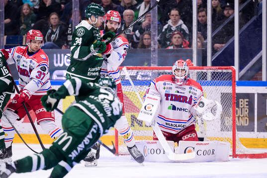 Färjestads Joel Nyström skjuter och Färjestads Michael