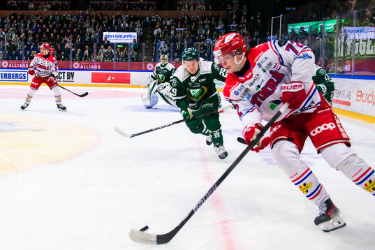 Färjestads Oskar Steen och Timrås Erik Walli Walterholm