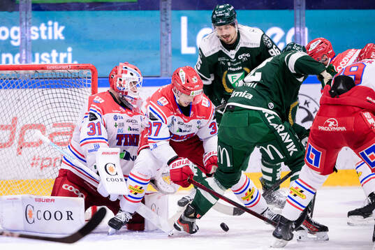 Rörigt framför Timrås målvakt Tim Juel