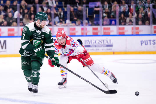 Färjestads Axel Bergkvist och Timrås Erik Walli Walterholm