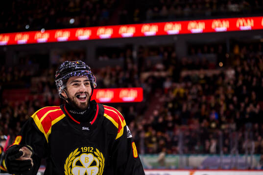 Brynäs Bobby Trivigno jublar