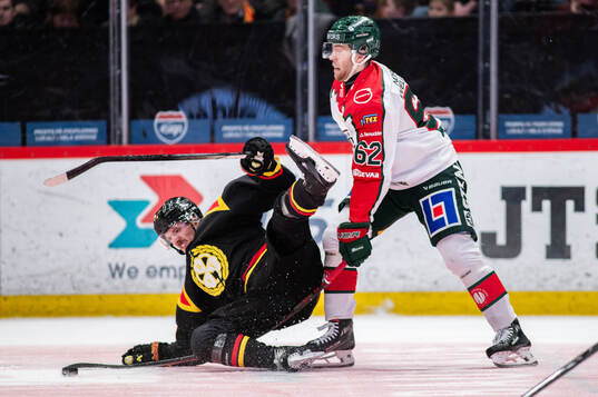 Brynäs Johannes Kinnvall och Frölundas Wiktor Nilsson