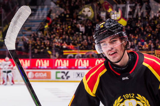 Brynäs Axel Andersson jublar