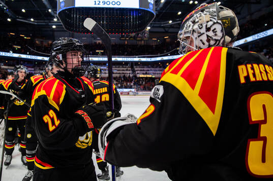 Brynäs Leo Sundqvist  och målvakt Ludvig Persson jublar