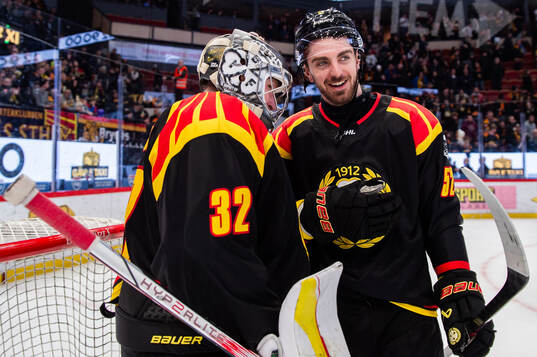 Brynäs målvakt Ludvig Persson och Jack Kopacka jublar