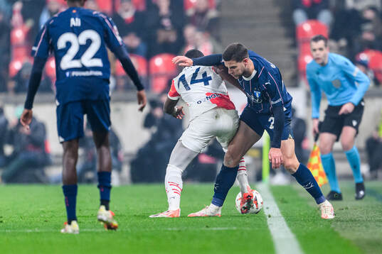 Simion Michez of Slavia Prag and Gabriel Busanello of
