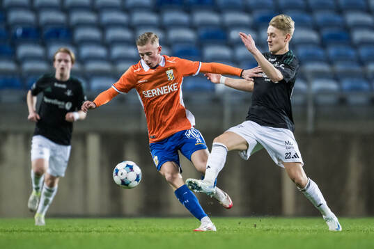 Benjamin Brantlind of IFK Göteborg and Henry Sletsjøe of