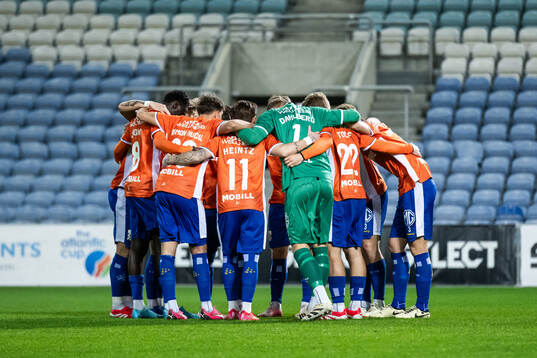 Players of IFK Göteborg gather