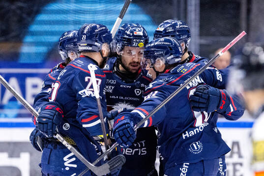 Linköpings Remi Elie jublar med lagkamrater