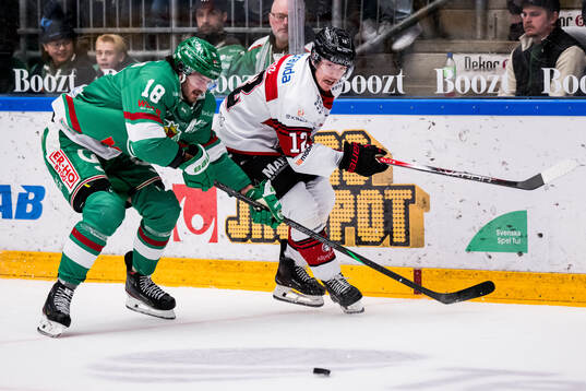 Rögles Dennis Everberg och Malmö Redhawks Linus Öberg