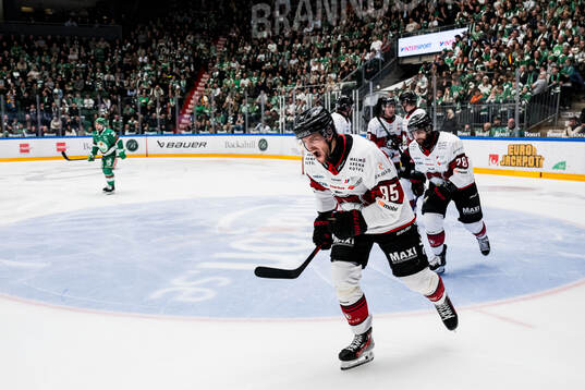 Malmö Redhawks Carl Persson jublar