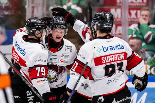 Malmö Redhawks Teemu Kivihalme och Jakub Galvas jublar