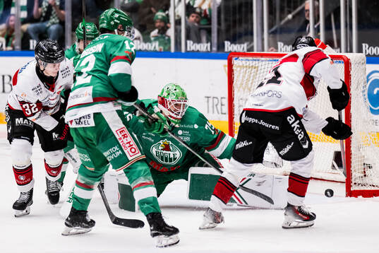 Rögles målvakt Arvid Holm och Malmö Redhawks Nikola Pasic