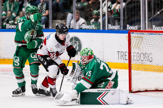 Malmö Redhawks Joona Ikonen och Rögles målvakt Arvid Holm
