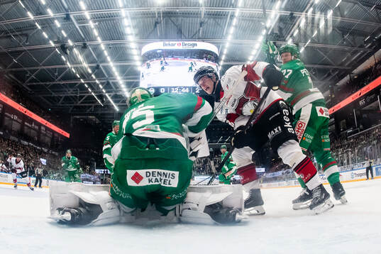 Malmö Redhawks Joona Ikonen oroar mot Rögles målvakt