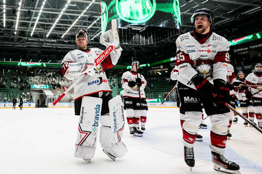 Malmö Redhawks målvakt Daniel Marmenlind och Carl Persson