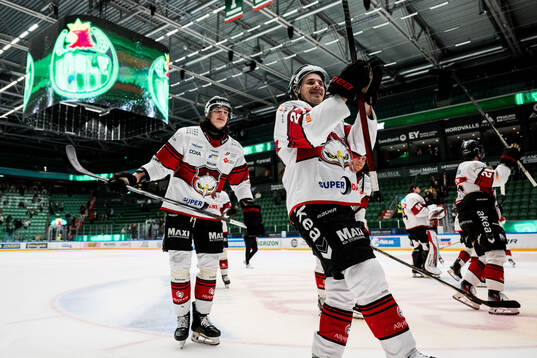 Malmö Redhawks Dominik Badinka och Henrik Haapala jublar
