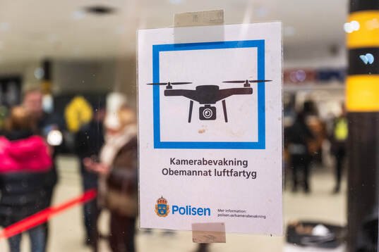 Skylt med texten ”Kamerabevakning obemannat luftfartyg”