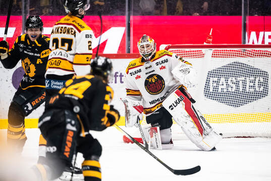 Skellefteås Jonathan Pudas gör 1-0 på Luleås målvakt