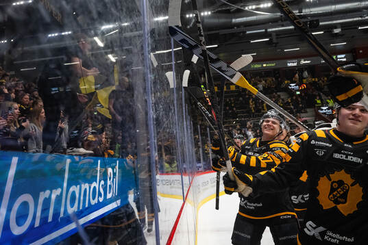Skellefteås Oskar Vuollet och lagkamrater jublar