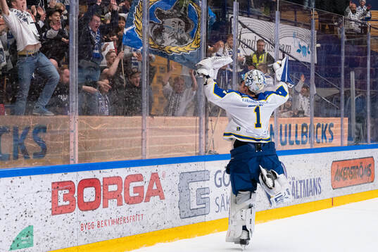 Leksands målvakt Marcus Gidlöf jublar