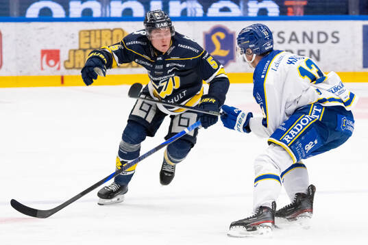 HV71s Victor Sjöholm och Leksands Jon Knuts