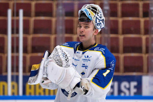 Leksands målvakt Marcus Gidlöf jublar